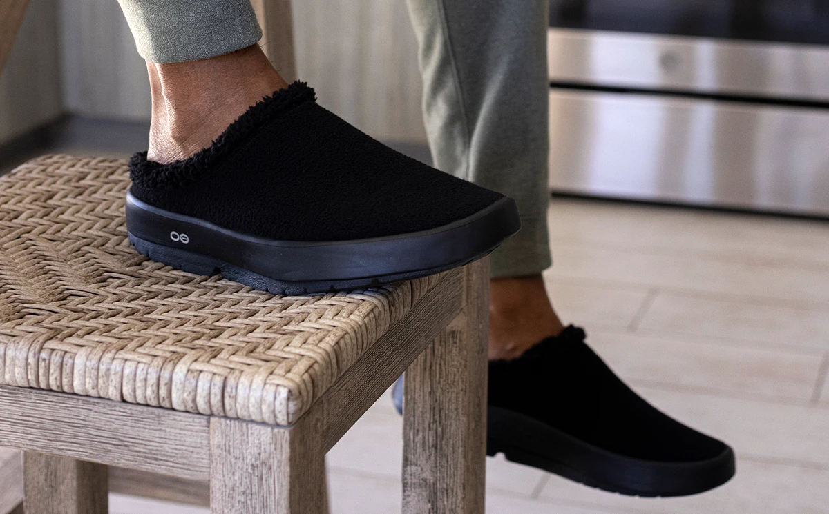 OOfos Men's OOcoozie Mule - Black 6 OOfos Men's OOcoozie Mule - Black - Image 4