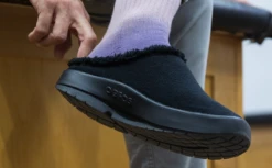 OOfos Men's OOcoozie Mule - Black 14 OOfos Men's OOcoozie Mule - Black -OOfos Men sOOcoozieMule Black 2