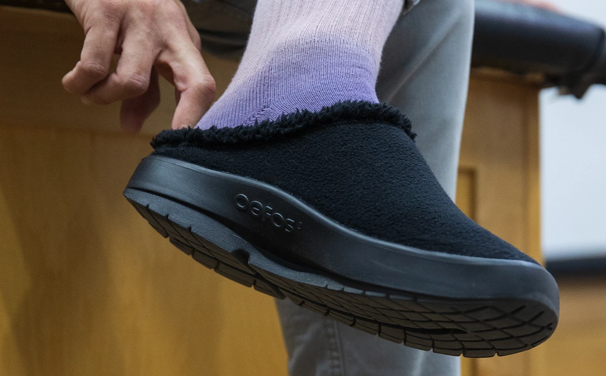 OOfos Men's OOcoozie Mule - Black 5 OOfos Men's OOcoozie Mule - Black - Image 3