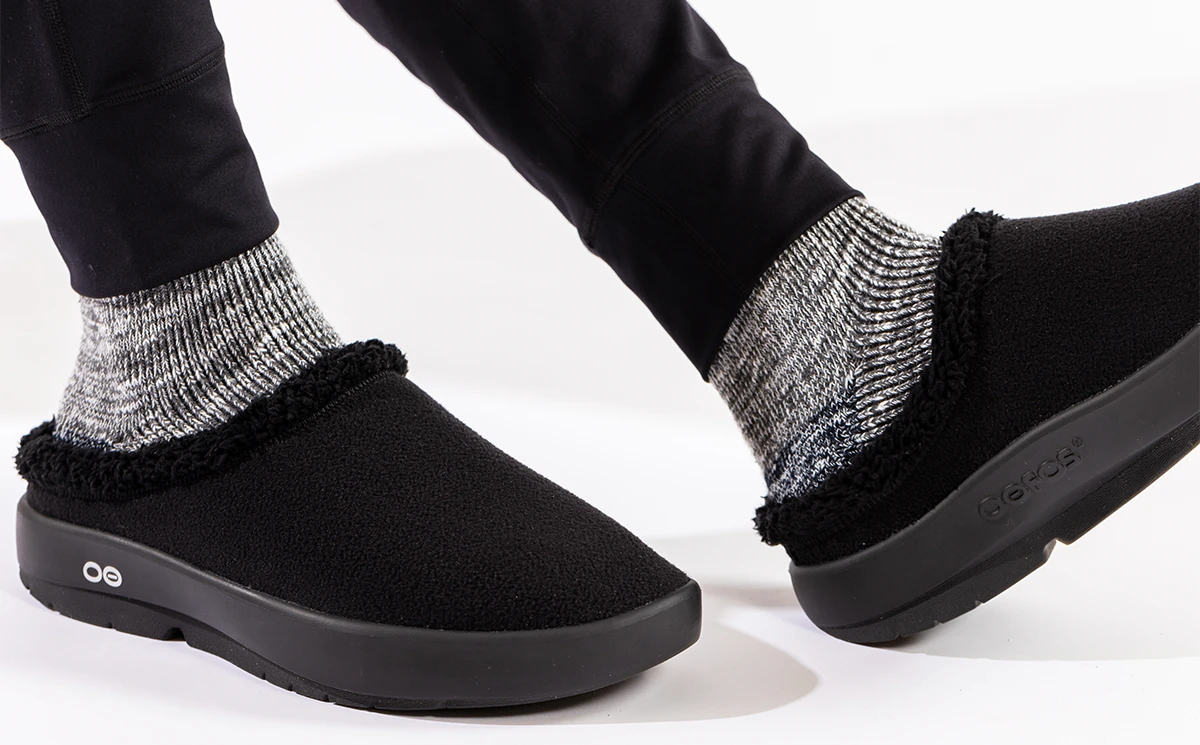 OOfos Men's OOcoozie Mule - Black 7 OOfos Men's OOcoozie Mule - Black - Image 5