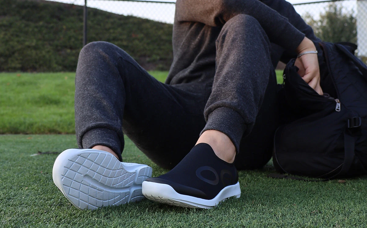 OOfos Men's OOmg Sport Low Shoe - White Black 6 OOfos Men's OOmg Sport Low Shoe - White Black - Image 4