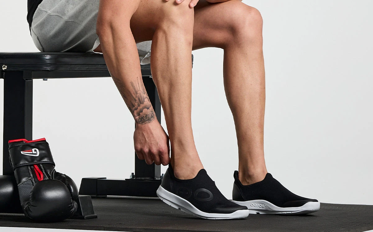 OOfos Men's OOmg Sport Low Shoe - White Black 7 OOfos Men's OOmg Sport Low Shoe - White Black - Image 5